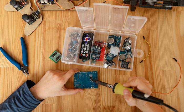Designing Electronics for Easy Recycling Designing Electronics for Easy Recycling