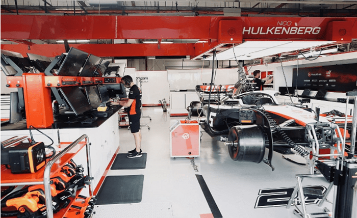 What happens in a Formula 1 garage during a race weekend? What happens in a Formula 1 garage during a race weekend?